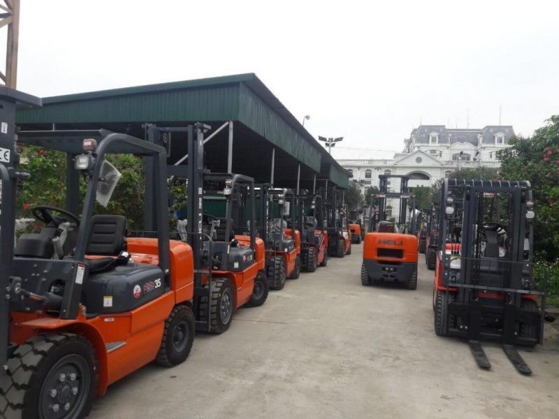 Xe nâng hàng tại Bình Phước